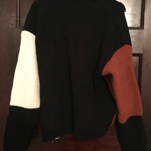 Super cute cropped sweater in small - Picture 3 of 3